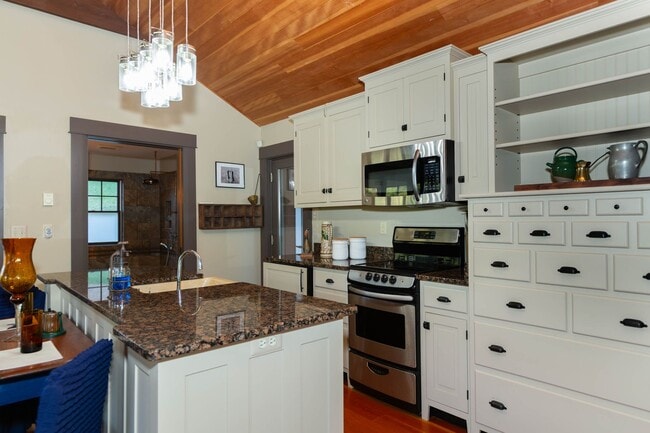 Building Photo - 1 bed, 1 bath River View Cottage in Charle...