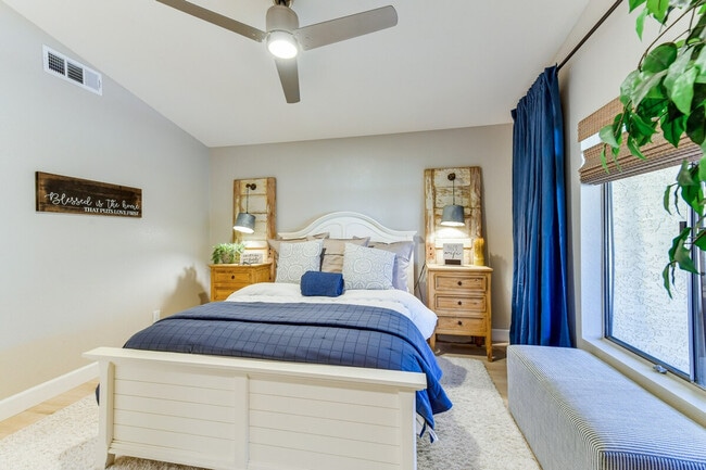 Building Photo - 1120 N Val Vista Dr