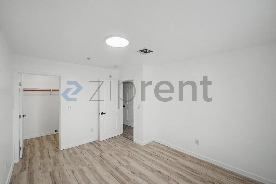 Building Photo - Unit