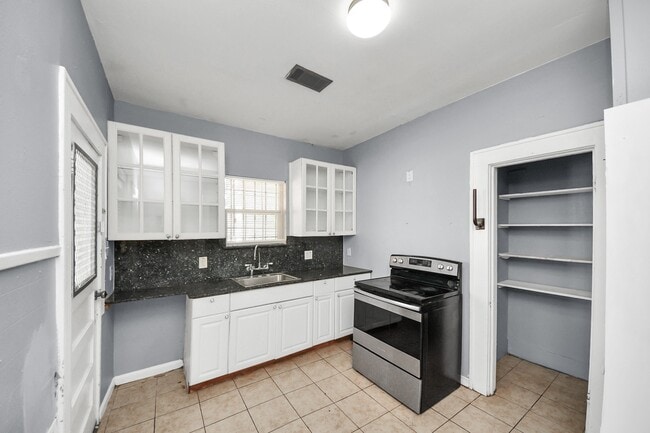 Building Photo - 3319 Holman St