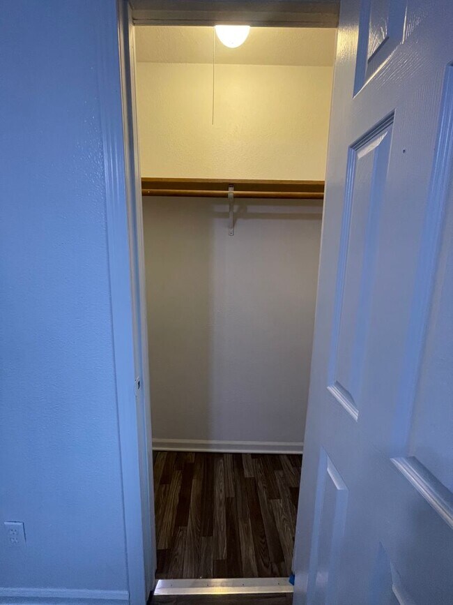 Building Photo - Available Now 3 bedroom 2 full bathroom in...