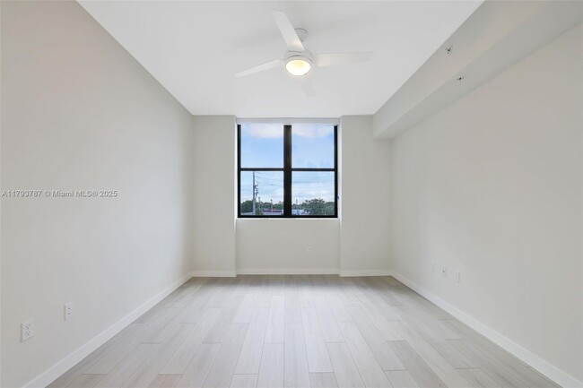 Building Photo - 555 NE 8th St