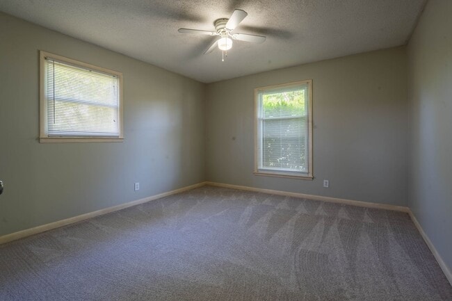 Building Photo - 4 bed and 2 bath house in Johnson City