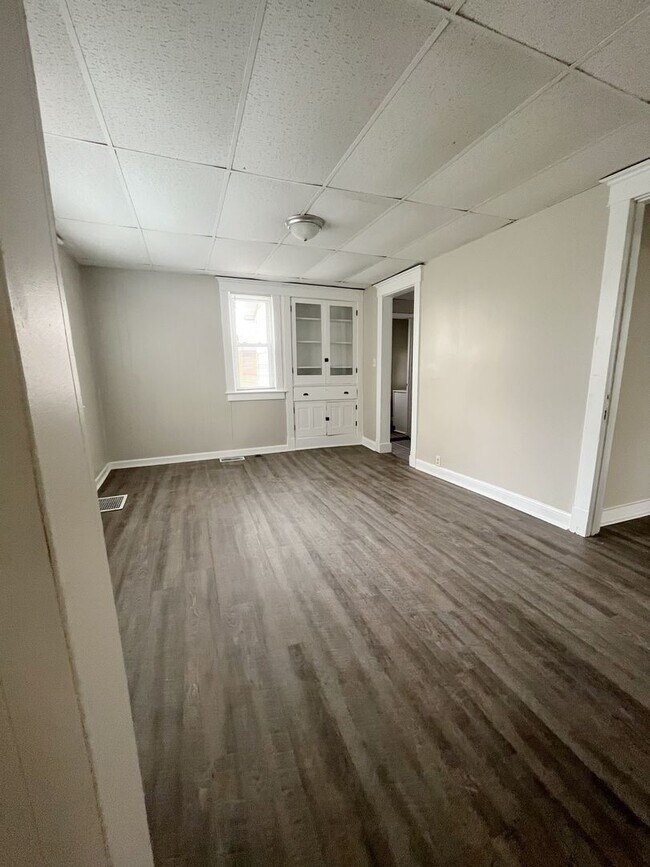Building Photo - Stunning 3 bedroom, 2 bathroom two story h...