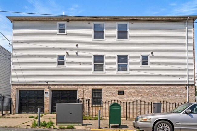 Building Photo - 695 Summit Ave