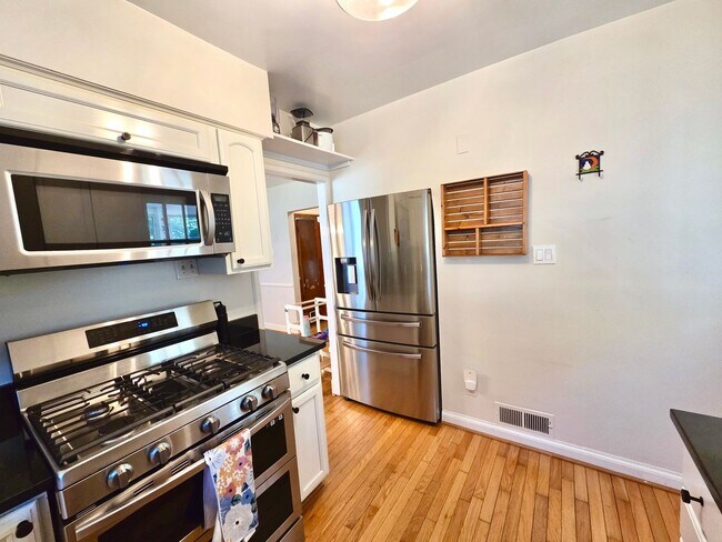 Building Photo - Lovely 4 BR/2 BA Single-Family Home in Sil...