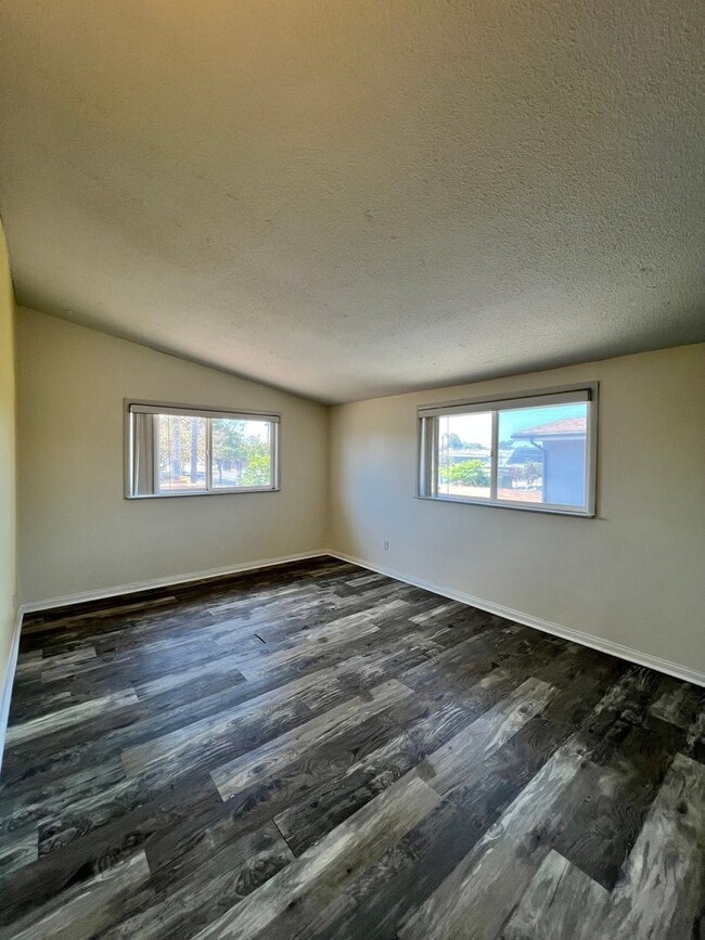 Building Photo - 1552 Elm Ave
