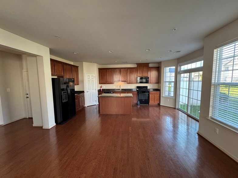 Here's the expansive kitchen with tons of cabinet space, gas range and lots of light! - 44520 Gray Wolf St