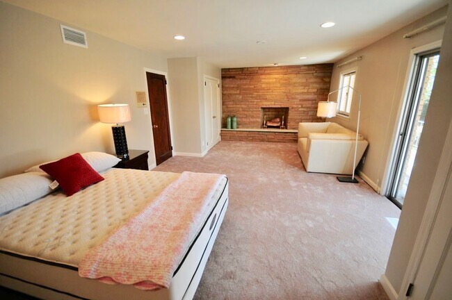 Building Photo - 5755 Doncaster Dr