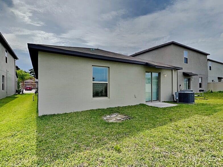 Building Photo - 5206 White Chicory Dr