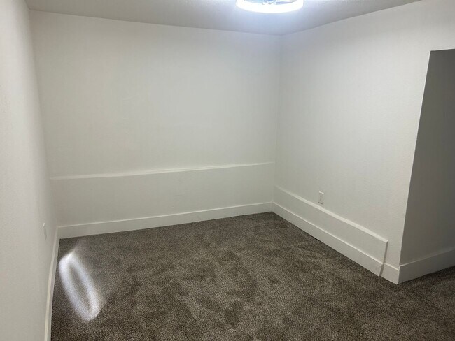Building Photo - 3 Bedroom Unit Available Now!!