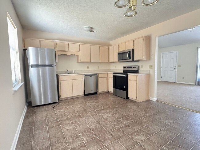 Building Photo - MOVE-IN READY! (Pet Friendly)