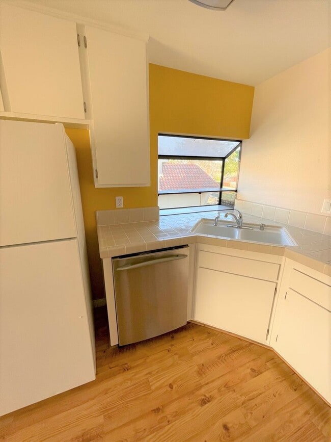 Building Photo - Updated Parkside Condo with Large Deck!