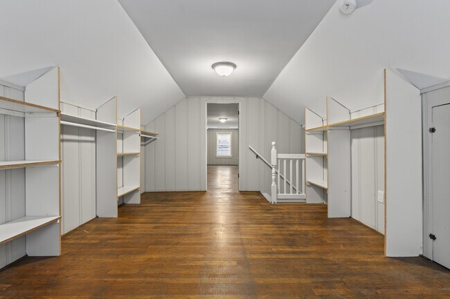 Building Photo - 702 Della Dr