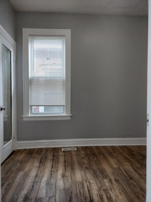 Building Photo - 705 E 92nd St