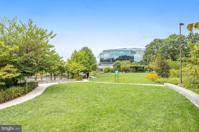 Building Photo - 560 N Street SW Unit UNIT N409