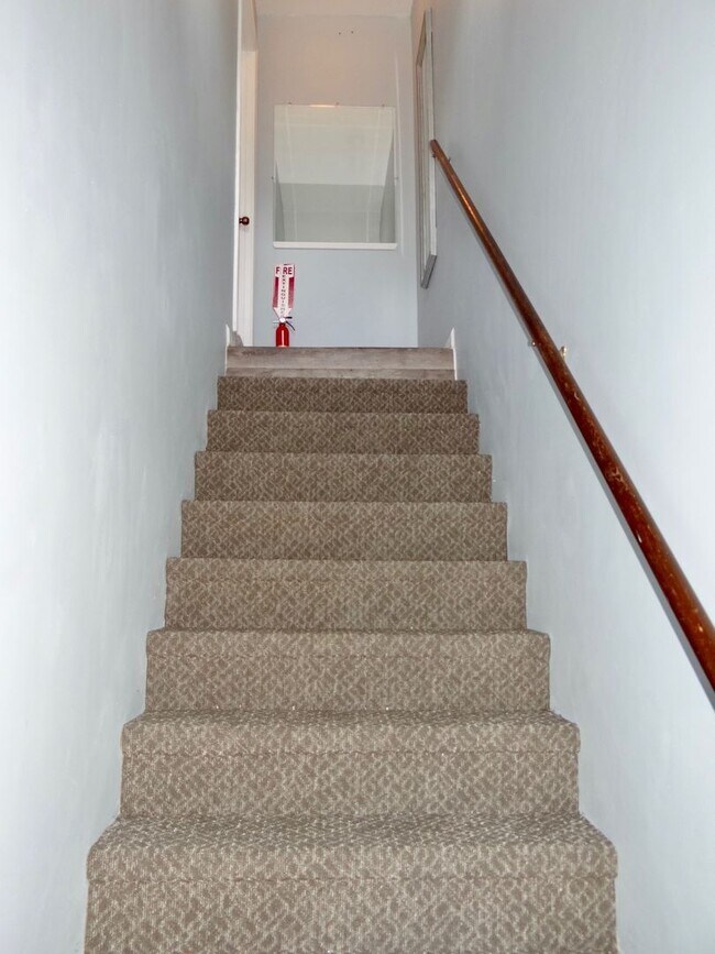 Building Photo - Rent Special- 1 month free with 12 month L...