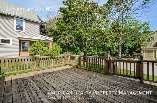 Building Photo - 227 Valley Ave NW