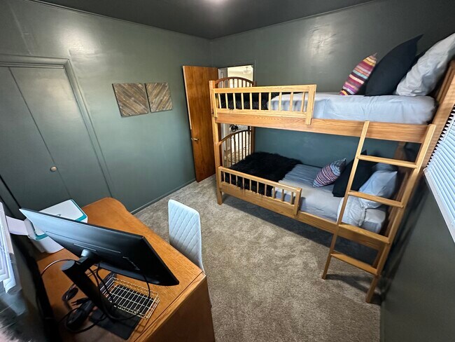 Building Photo - 2425 N Headley Rd