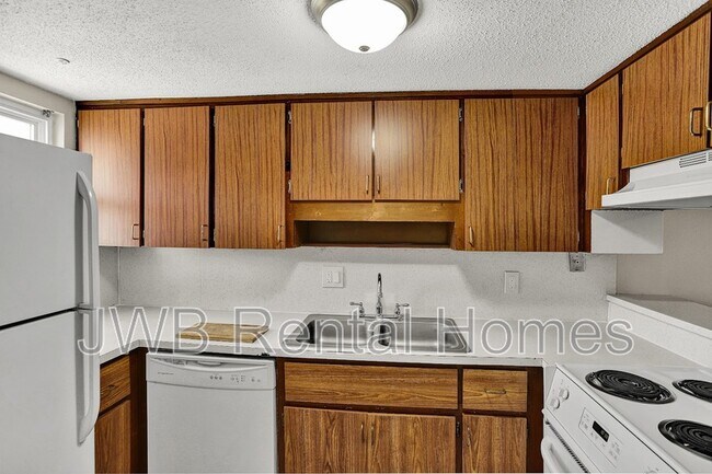 Building Photo - 1000 3rd St