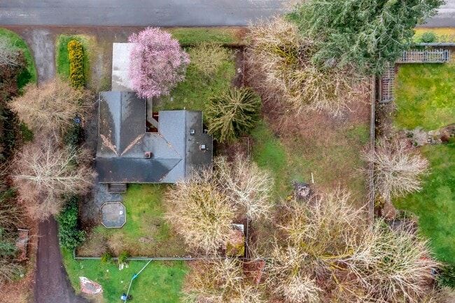 Building Photo - ONE LEVEL LIVING in Peaceful & Private Location!