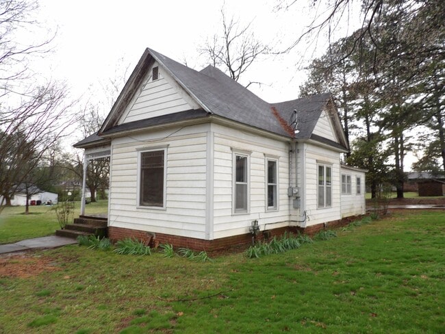 Building Photo - 505 Ave 2 NE