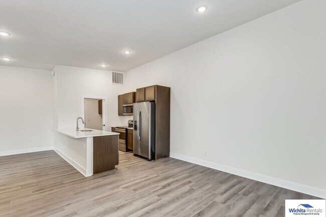 Building Photo - Brand new 3 bed, 2 bath duplex