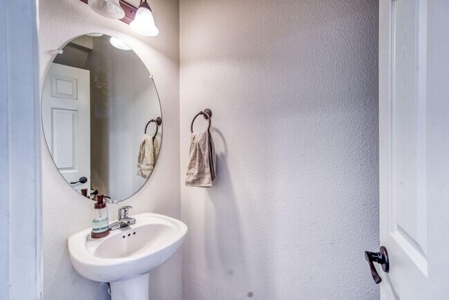 Building Photo - Beautiful 3/2.5 near Clovis East