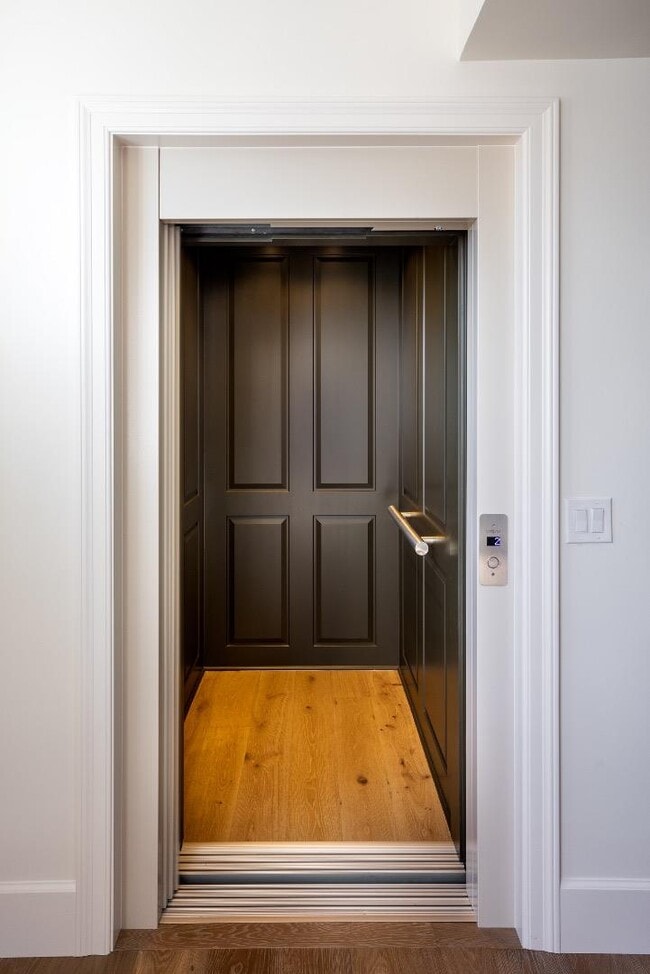 Building Photo - 164 Waverley St