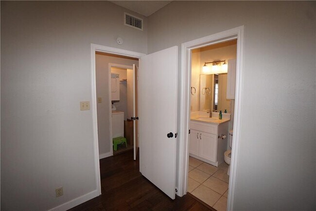 Building Photo - 203 E 31st St