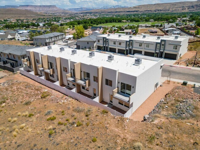 Building Photo - HURRICANE TOWNHOME - END UNIT