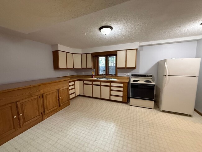 Building Photo - Bloomington 4 Bed 3 Bath SF Home available...