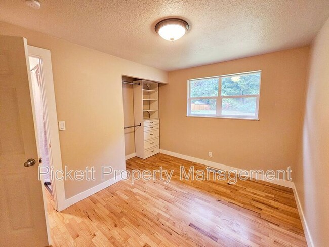 Building Photo - 2567 Madrona Dr SE