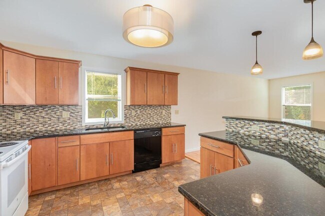 Building Photo - 927 E Lisburn Rd