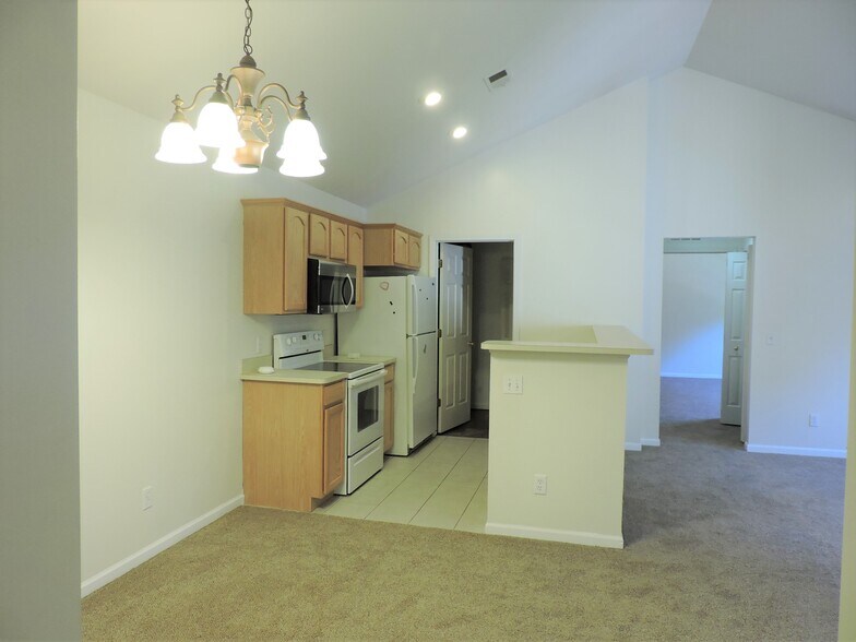 Building Photo - 668 Olde English Cir