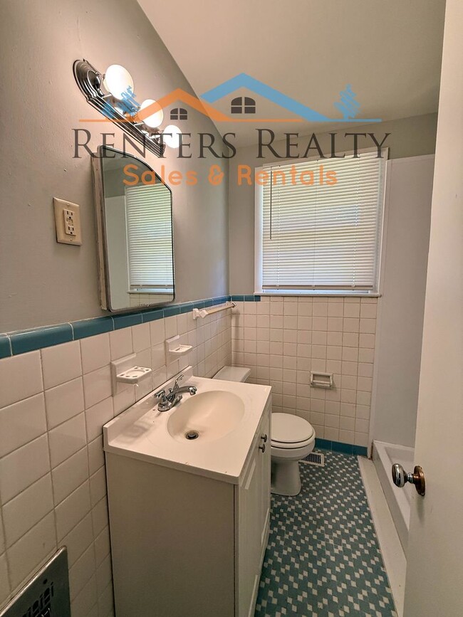 Building Photo - 3 bedroom house with Fenced Yard