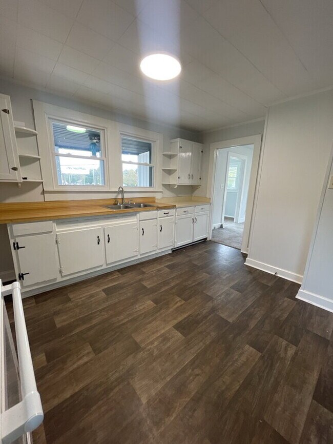 Building Photo - Charming 2-Bedroom Oasis with Full Bath in Pelzer's Heart!