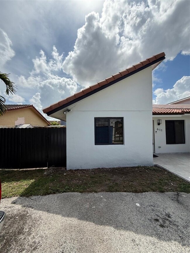 Primary Photo - 611 SW 114th Ct