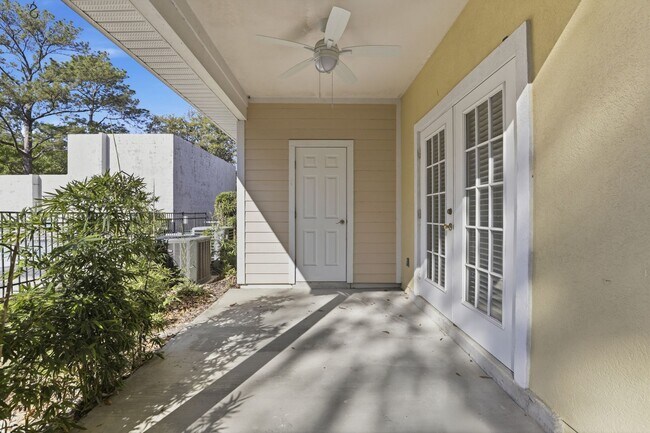 Building Photo - Conveniently located condo in Grantwood