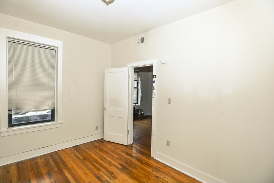 Building Photo - 951 N Hoyne Ave