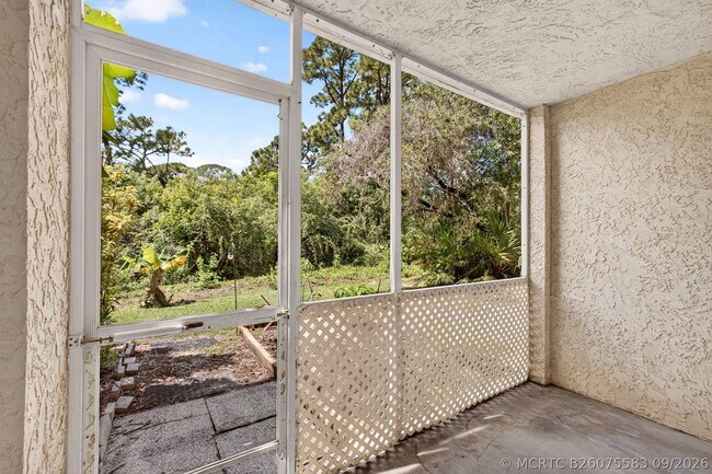 Building Photo - 1628 SE Green Acres Cir