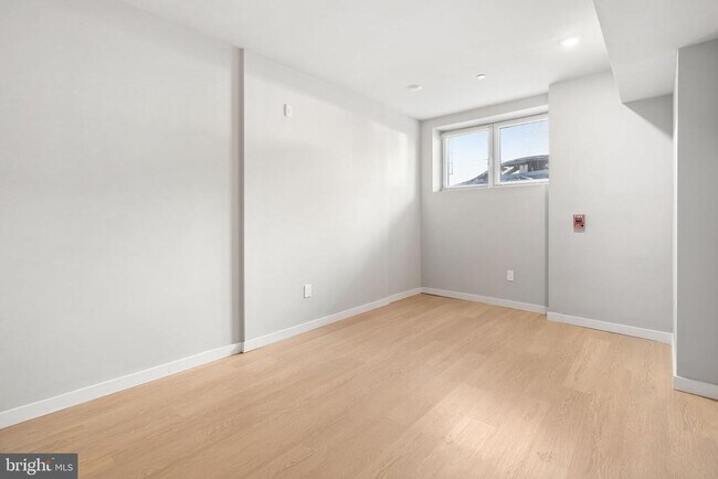 Building Photo - 2142 Master St