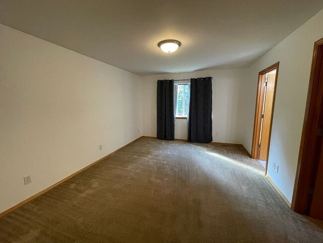 Building Photo - 1337 NW Redwing Dr