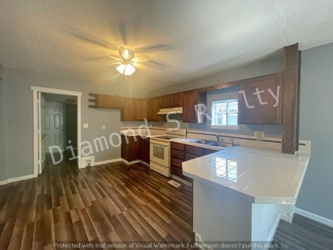 Building Photo - Charming 3 bedroom home available!