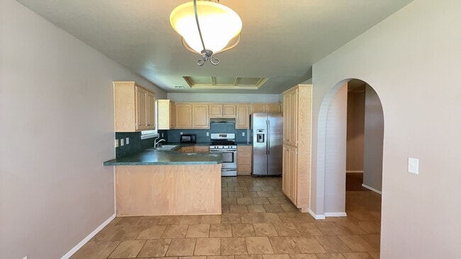 Building Photo - Welcome to this charming 3-bedroom, 2-bath...