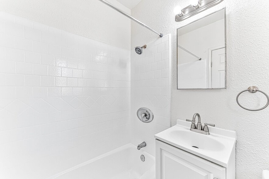 Building Photo - 1711 E Appleton St