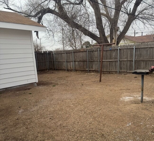 Building Photo - HUD ACCEPTED!! 3bedrooms 1bathroom  walking distance to 6th street shopping and restaurants