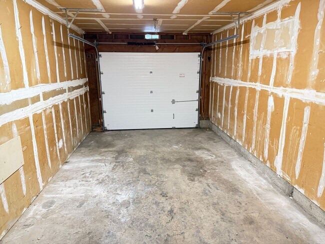 Building Photo - Updated 2 bedroom 1 bathroom dulpex in Springfield!