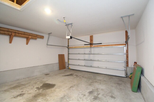 Building Photo - Spacious 4-Bed, 2-Bath East Milton Home with 2-Car Garage, Open-Concept Kitchen, Primary Suite, F...