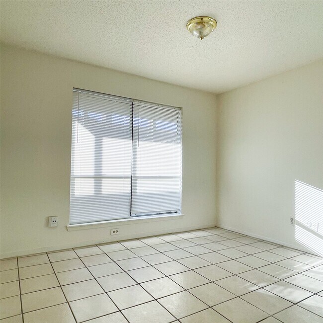 Building Photo - 9495 Pagewood Ln